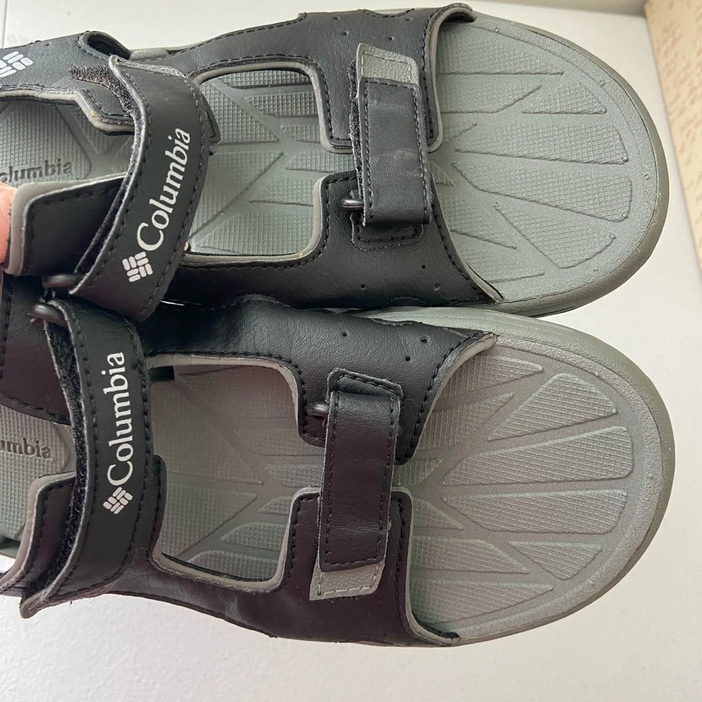 NWOT Columbia‎ men’s Techsun bent black gray Omni-grip Velcro outdoor sandals 7